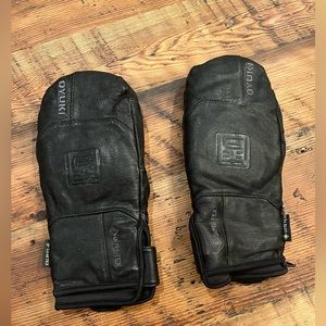 Oyuki Leather Gore-Tex Mittens. Size: Medium (Men's Medium; Women's Large Size)
